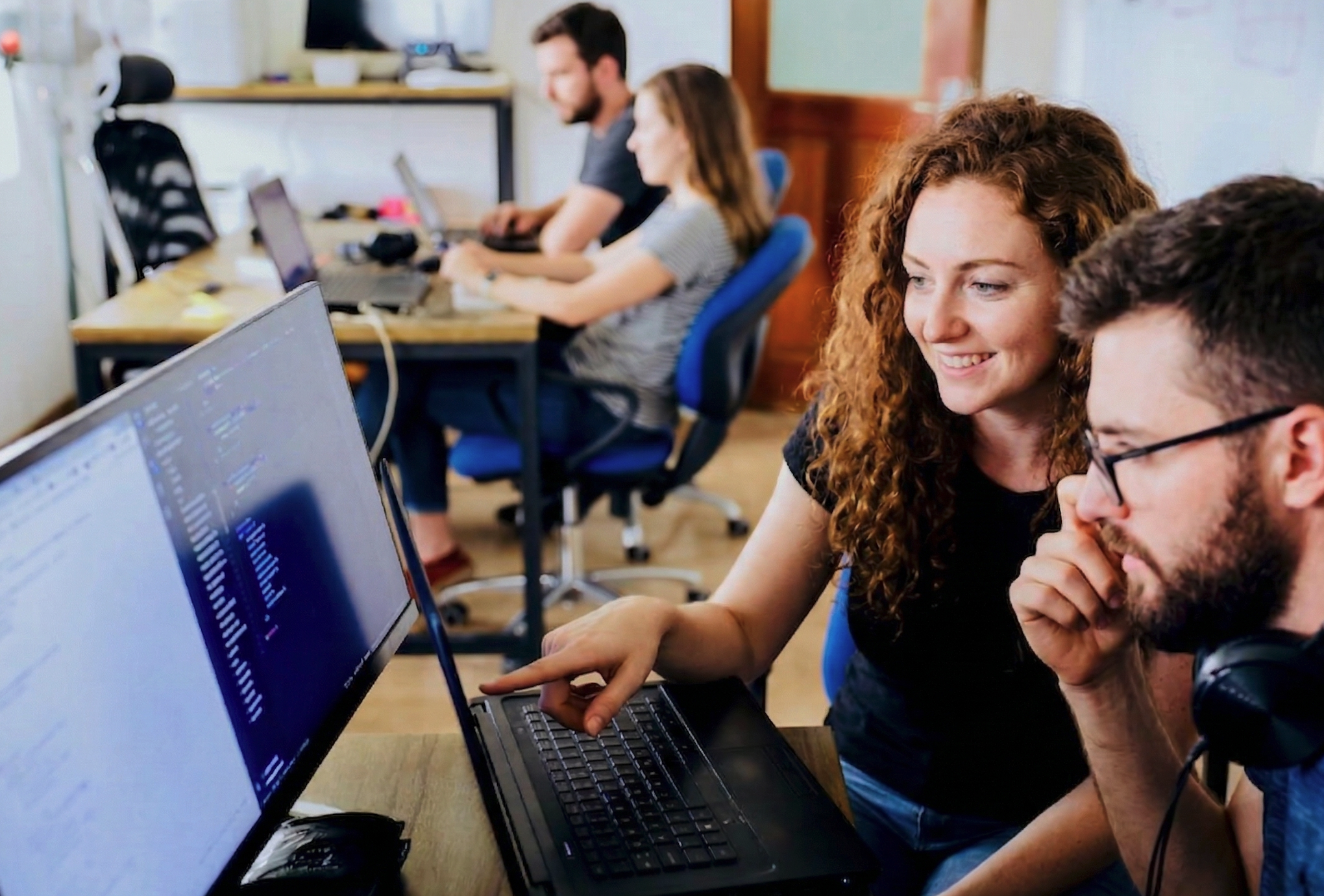 Desarrolladores trabajando juntos